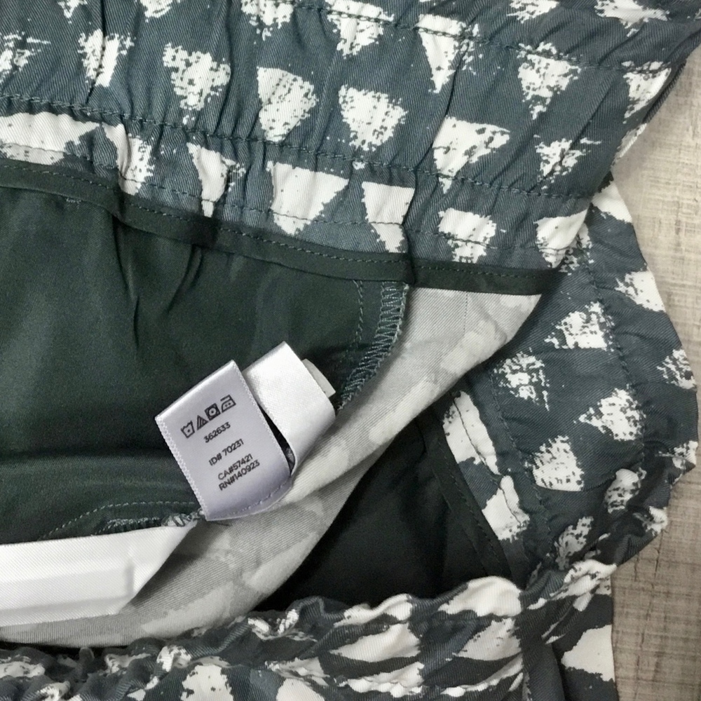 Ann Taylor LOFT SZ 10 grey white triangle shorts - Picture 5 of 5